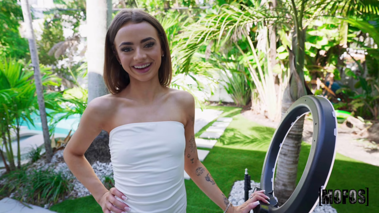 Nikki Nicole - Social Influencer - Let'S Post It